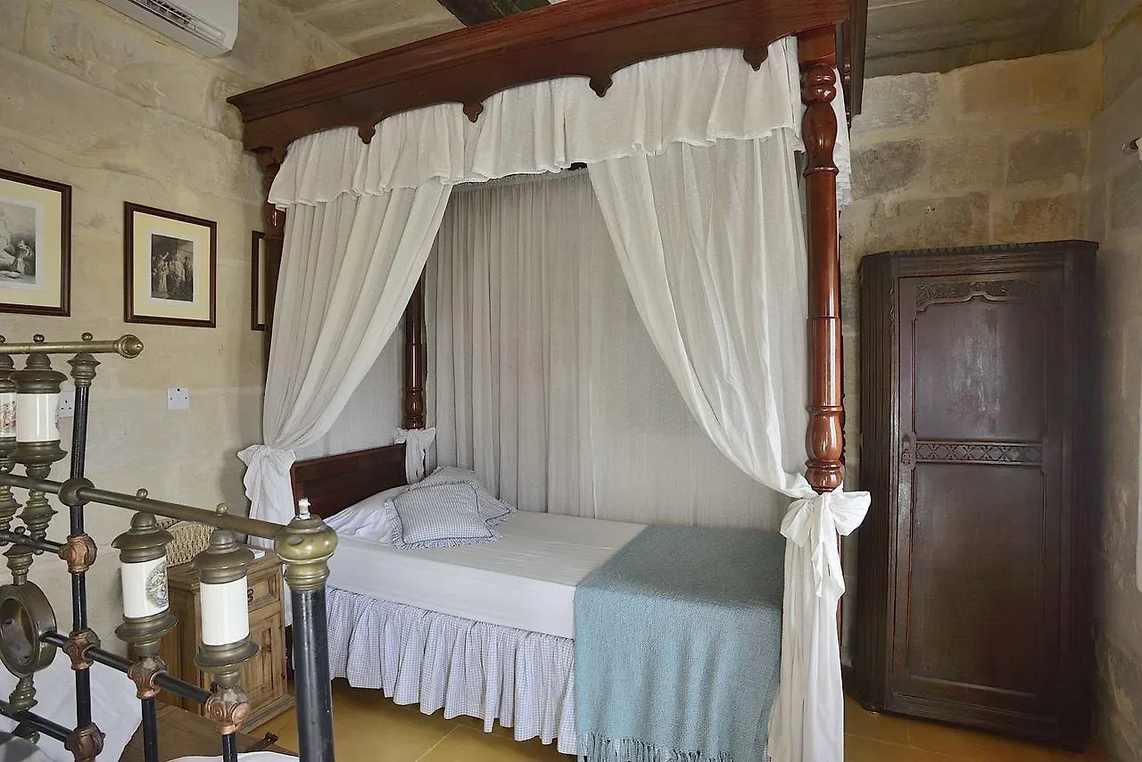 The Burrow Guest House 2*, Tarxien Malta